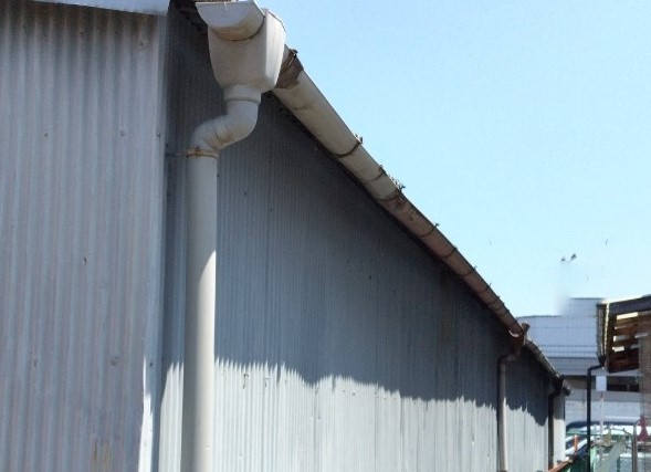 貸ガレージの軒樋　歪み